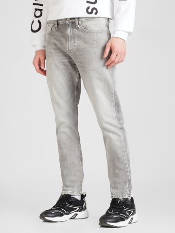 Calvin Klein Jeans - Slimfit Vaquero 'SLIM TAPER' en gris: frente