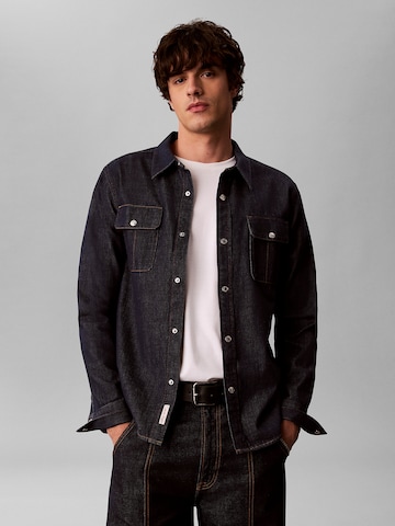 Coupe regular Chemise Calvin Klein Jeans en bleu : devant