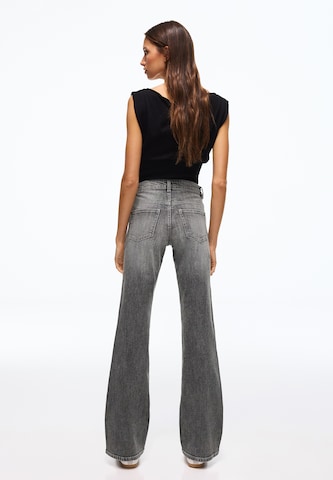 Bootcut Jeans di Bershka in grigio