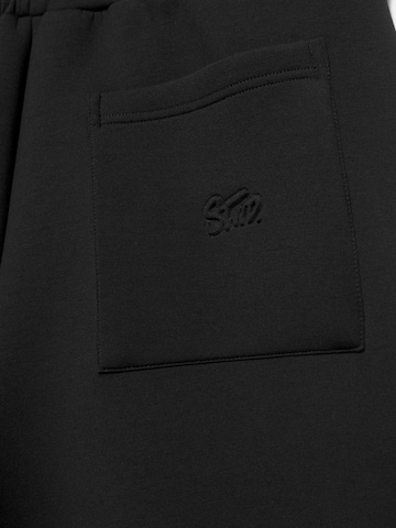 Pull&BearBaggy Hlače - crna boja