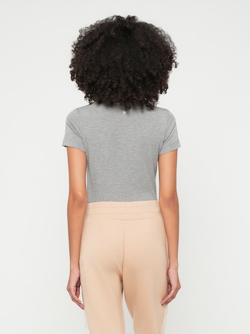 GUESS Póló - szürke: hátul