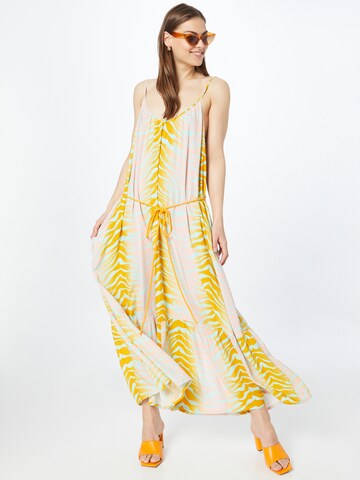 DELICATELOVE Καλοκαιρινό φόρεμα 'STUFF NEW TIGER' σε κίτρινο