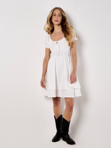 Robe ' ' Apricot en blanc : devant