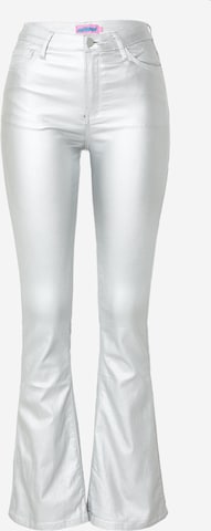 Edikted Flared Jeans 'Luna' in Silver: front