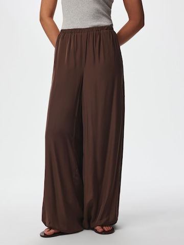 Wide Leg Pantalon 'PCJilia' PIECES en marron : devant
