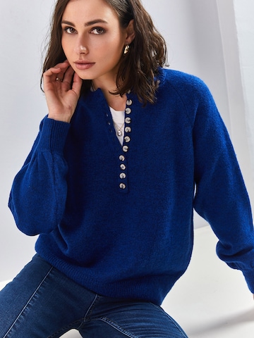 Bianco Lucci Sweater in Blue: front