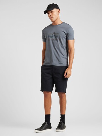 ALPHA INDUSTRIES T-shirt i grå