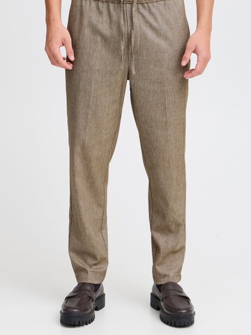 Casual Friday Regular Sweatpants 'Pilou' in Braun