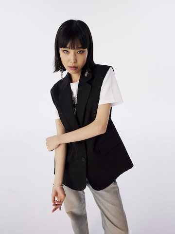 Twist Suit Vest in Black