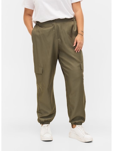 Loosefit Pantalon cargo 'XCARGO' Zizzi en vert : devant