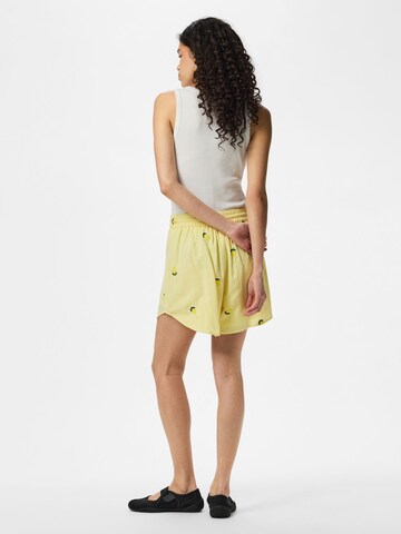 Regular Pantalon 'SELENA' PIECES en jaune