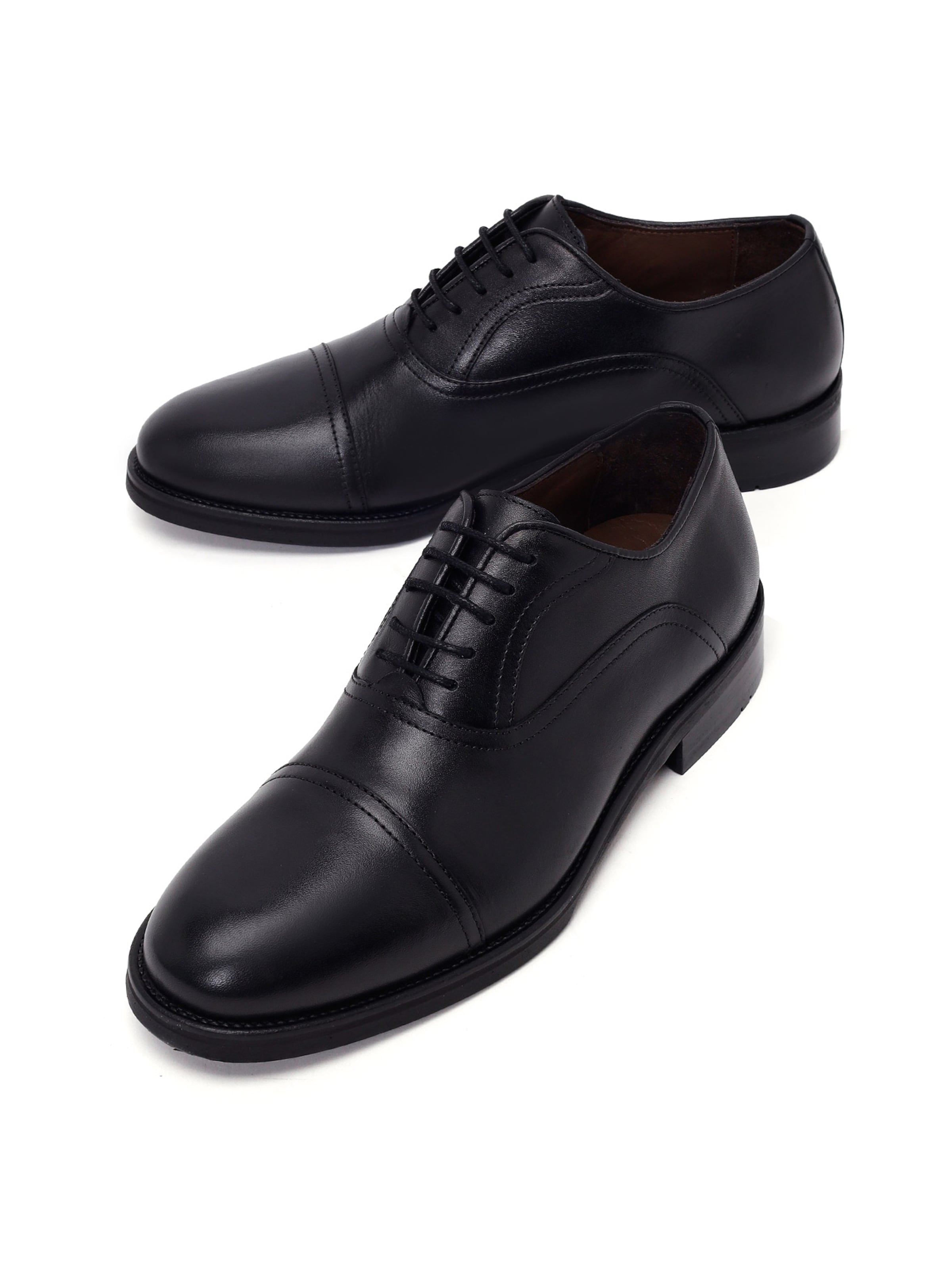 Derimod - Zapatos con cordón en negro