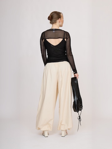 Résumé Regular Trousers ' OzmaRS ' in White: back