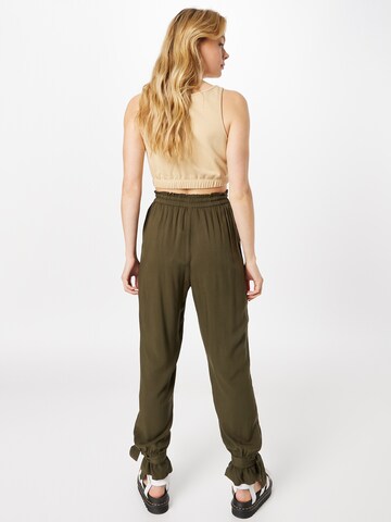 ABOUT YOU - Tapered Pantalón 'Jill' en verde