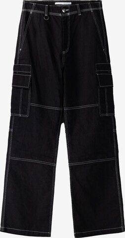 Bershka Loose fit Cargo trousers in Black: front