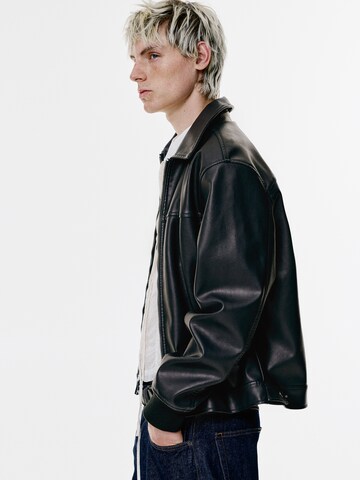 Pull&Bear Välikausitakki värissä musta