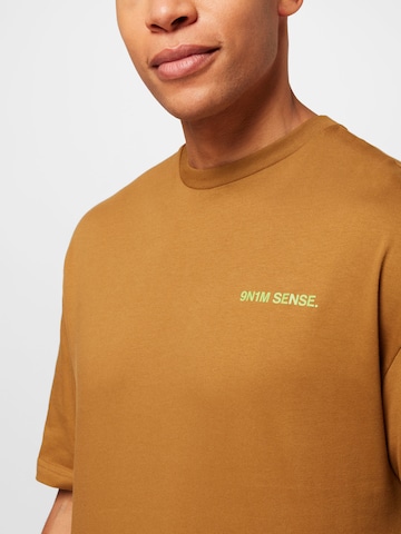 9N1M SENSE T-shirt i brun