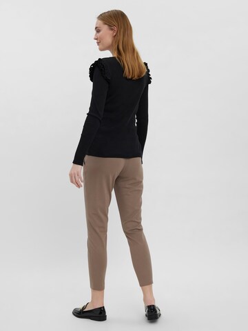 Vero Moda Maternity Slimfit Kalhoty se sklady v pase 'Bailey' – hnědá