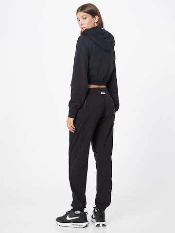 Nike Sportswear Tapered Παντελόνι σε μαύρο