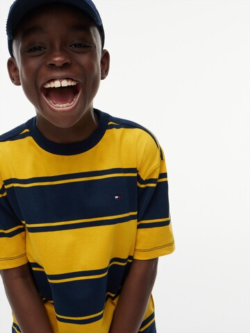 TOMMY HILFIGER Tričko 'ESSENTIAL' – žlutá