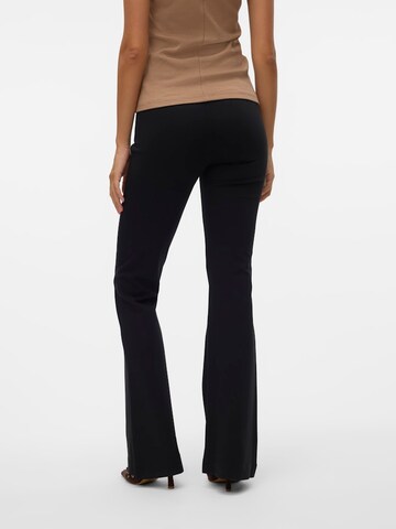 VERO MODA Flared Παντελόνι 'Kamma' σε μαύρο
