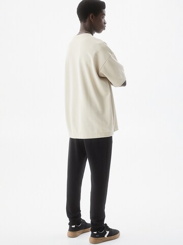 Pull&Bear Tapered Housut värissä musta