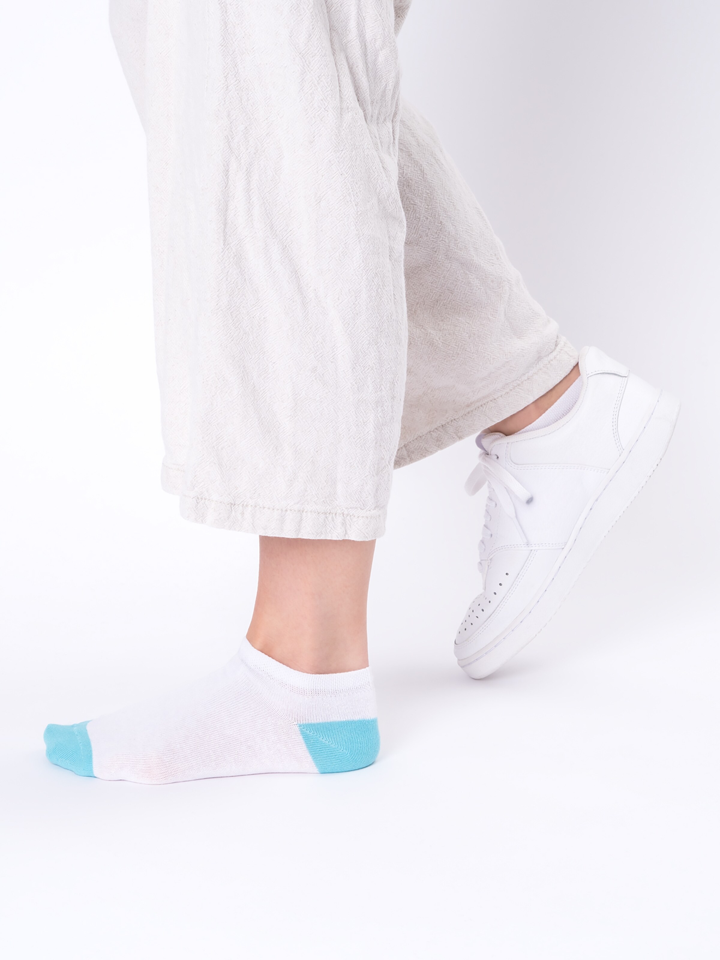 Occulto Socks 'Maja' in White: front