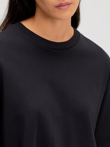 Tricou 'Enzo' de la EDITED pe negru