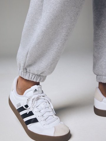 Tapered Pantaloni di Next in grigio