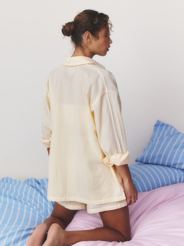 self. - Camiseta para dormir en amarillo