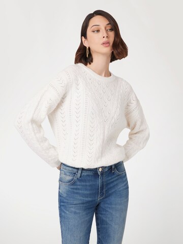 GUESS Sweater in White: front