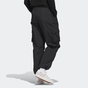 Loosefit Pantaloni cargo di ADIDAS ORIGINALS in nero