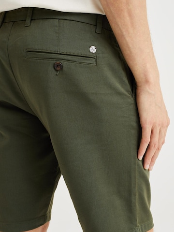 WE Fashion - Slimfit Calças chino em verde