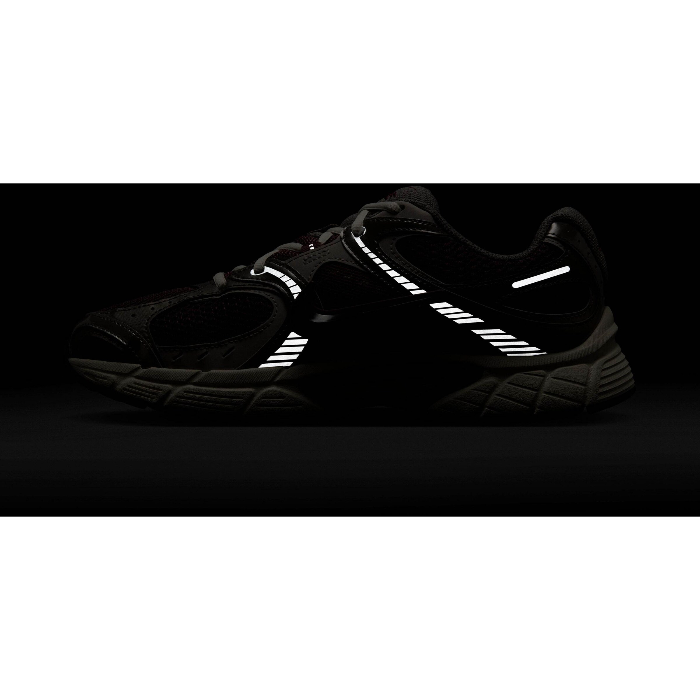 NIKE Sneaker 'V5 RNR' in Schwarz