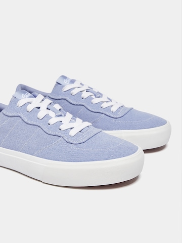 Pull&Bear Låg sneaker i blå