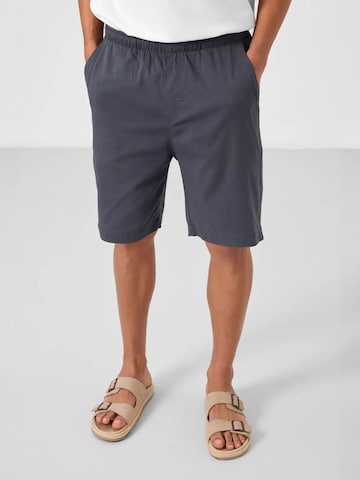 Regular Pantalon chino Tommy Life en gris : devant