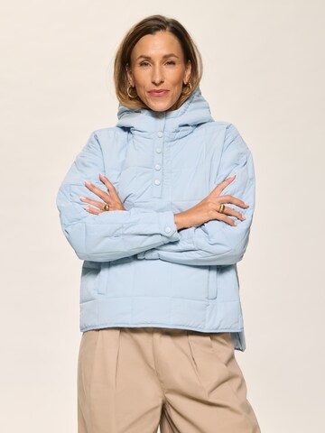 Kamila Šikl Преходно яке в синьо: отпред