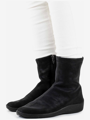 Arcopedico Ankle Boots in Black: front
