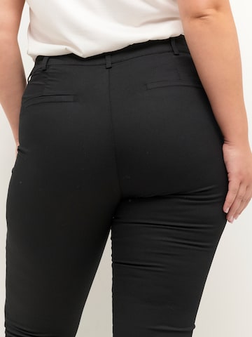 Skinny Pantalon chino 'Leana' KAFFE CURVE en noir