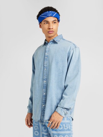 Coupe regular Chemise WEEKDAY en bleu : devant