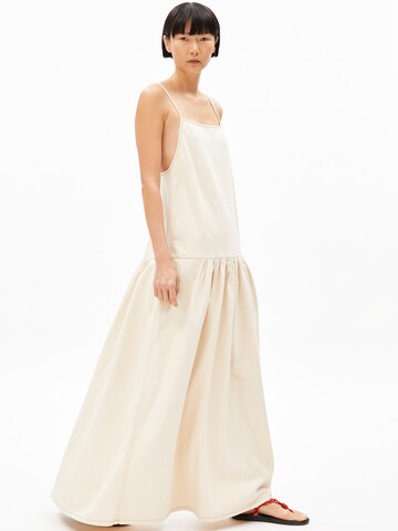 Robe ARMEDANGELS en beige : devant