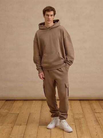 DAN FOX APPAREL Свитшот 'Sebastian' в Коричневый