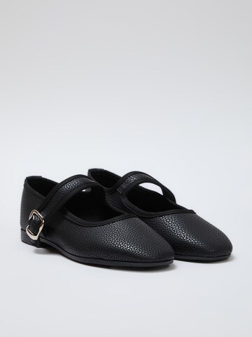 Trendyol Ballet Flats with Strap in Black