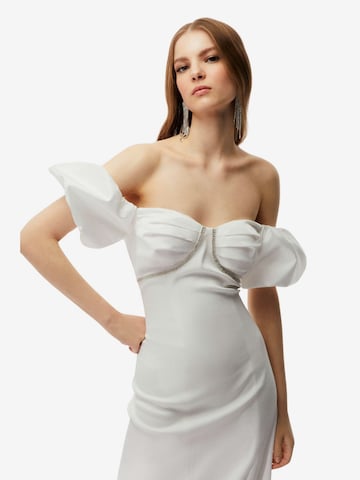 Robe de soirée NOCTURNE en blanc