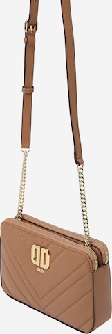 DKNY Tasche 'Carol' in Braun: predná strana