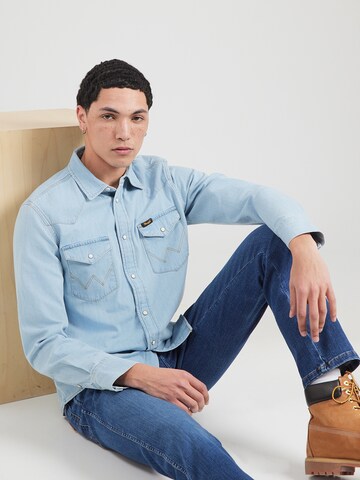 WRANGLER - Ajuste regular Camisa en azul: frente