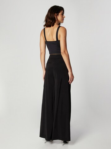 Guido Maria Kretschmer Women - Pierna ancha Pantalón plisado 'Cami' en negro: atrás