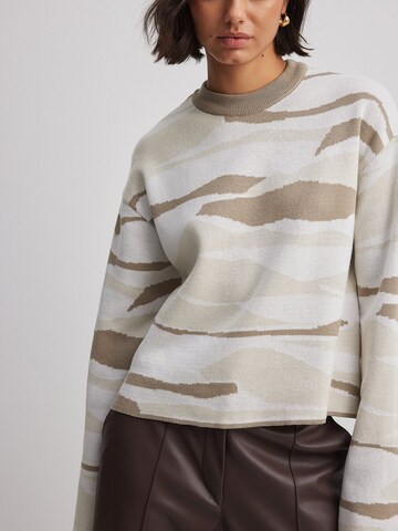 Pull-over NA-KD en beige : devant