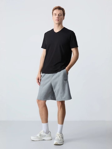 Tommy Life - Regular Calças de desporto em cinzento