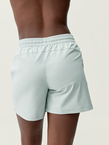 Born Living Yoga Regular Sportshorts in Grün